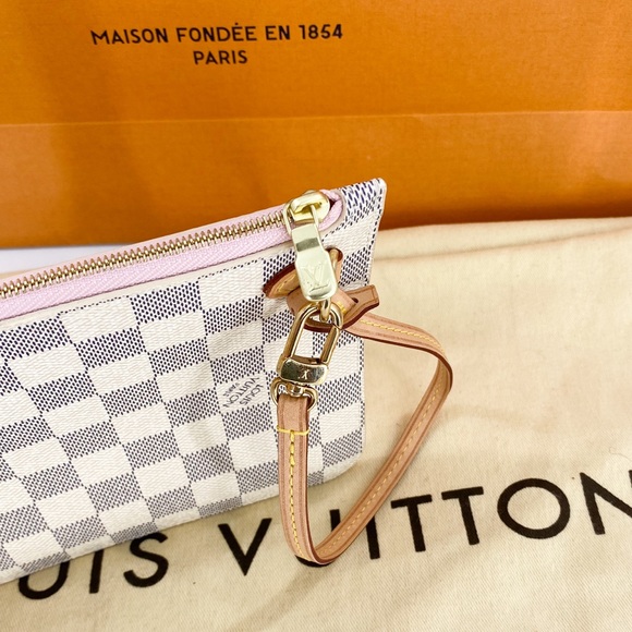 💎✨LIKE NEW✨💎  WRISTLET BY LOUIS VUITTON - Picture 5 of 9
